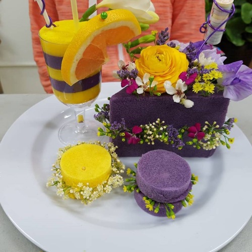 Flowers on cakes — Flowers in Toowoomba, QLD